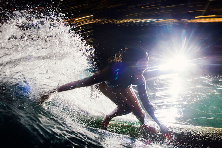 最高の波と同時に訪れるサーファー渋滞を避けるためのミッドナイト