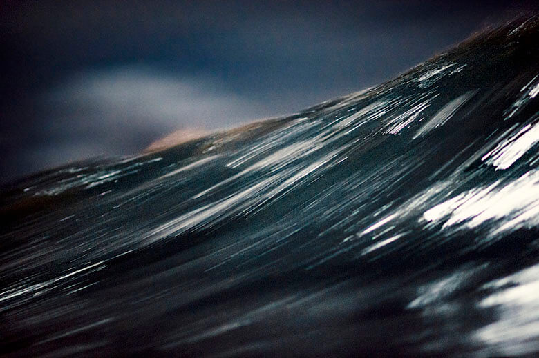 最高の波と同時に訪れるサーファー渋滞を避けるためのミッドナイト サーフィン Oceans オーシャンズ 男の日常を楽しくする情報発信局