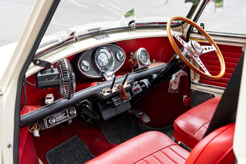 「見た目が勝負だと思って」選んだミニ・トラベラーは、世界最小のロンドンパブ - 15枚目の画像