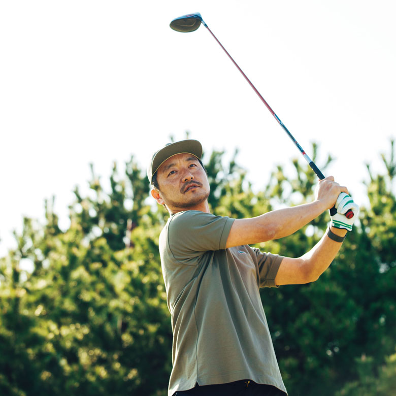 ゴルフをする土井地さん
