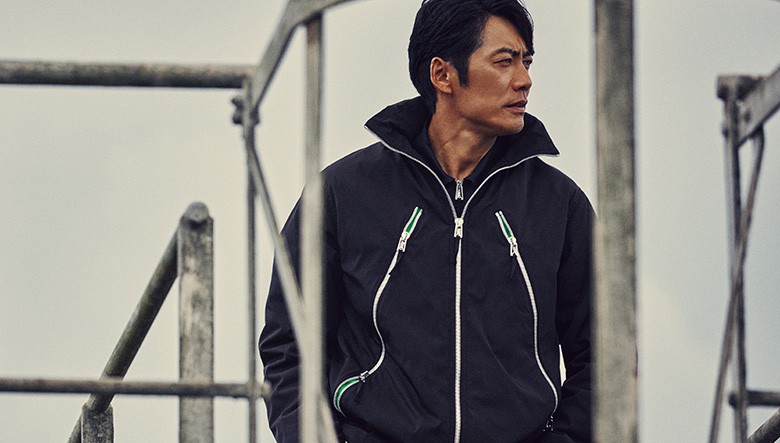 冬の足音を感じて。俳優・反町隆史が纏う冬のプレミアムウェア