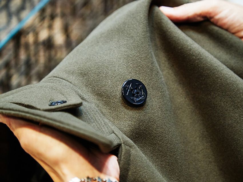 「なんだかんだで着ちゃう服」とW編集長エベハラが納得したビームスのピーコート - 3枚目の画像