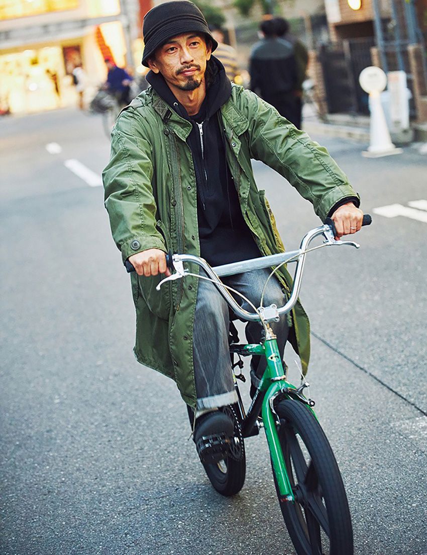 コート=古着 パーカ=ラッセルアスレチック デニム=ヴァイナル アーカイブ スニーカー=グラビス×SSZ