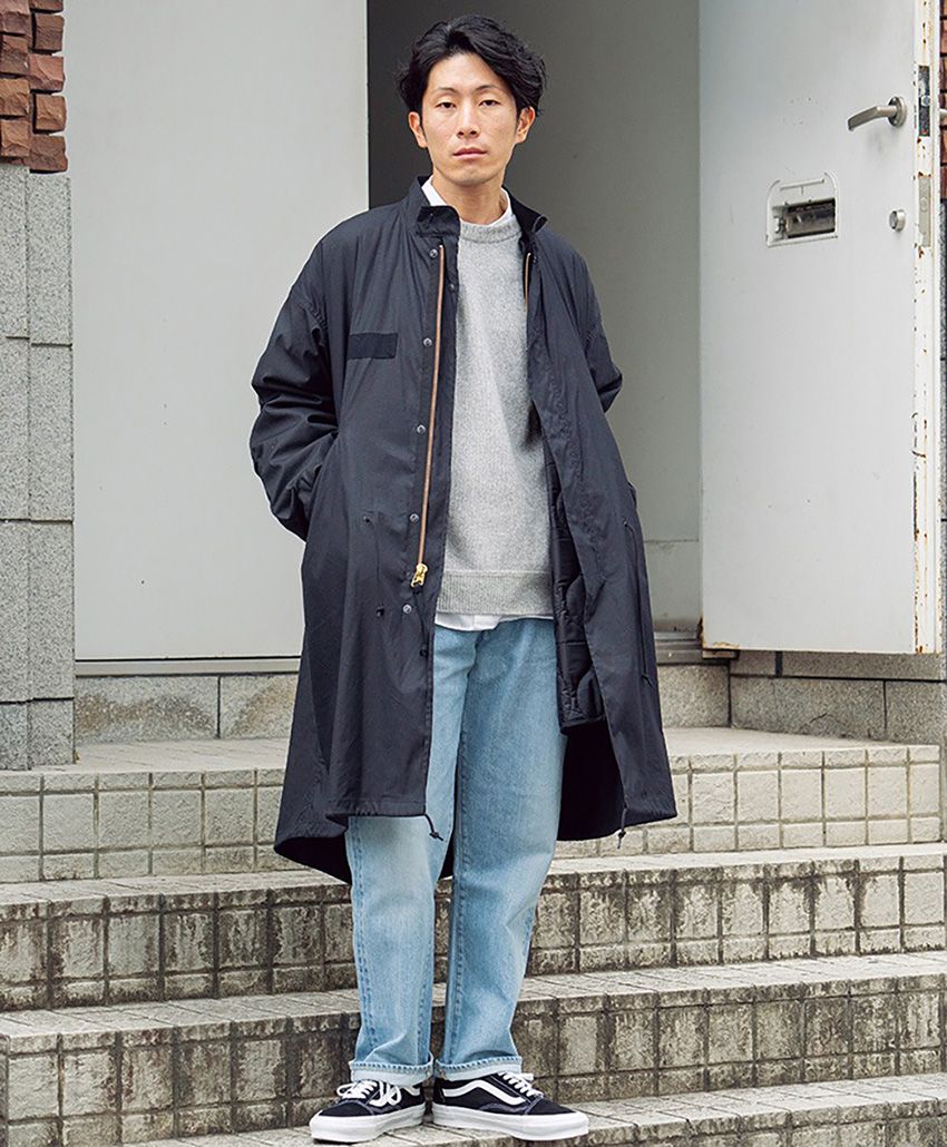 スニーカー=ヴァンズ コート、パンツ=ともにシオタ ニット=スティル バイ ハンド