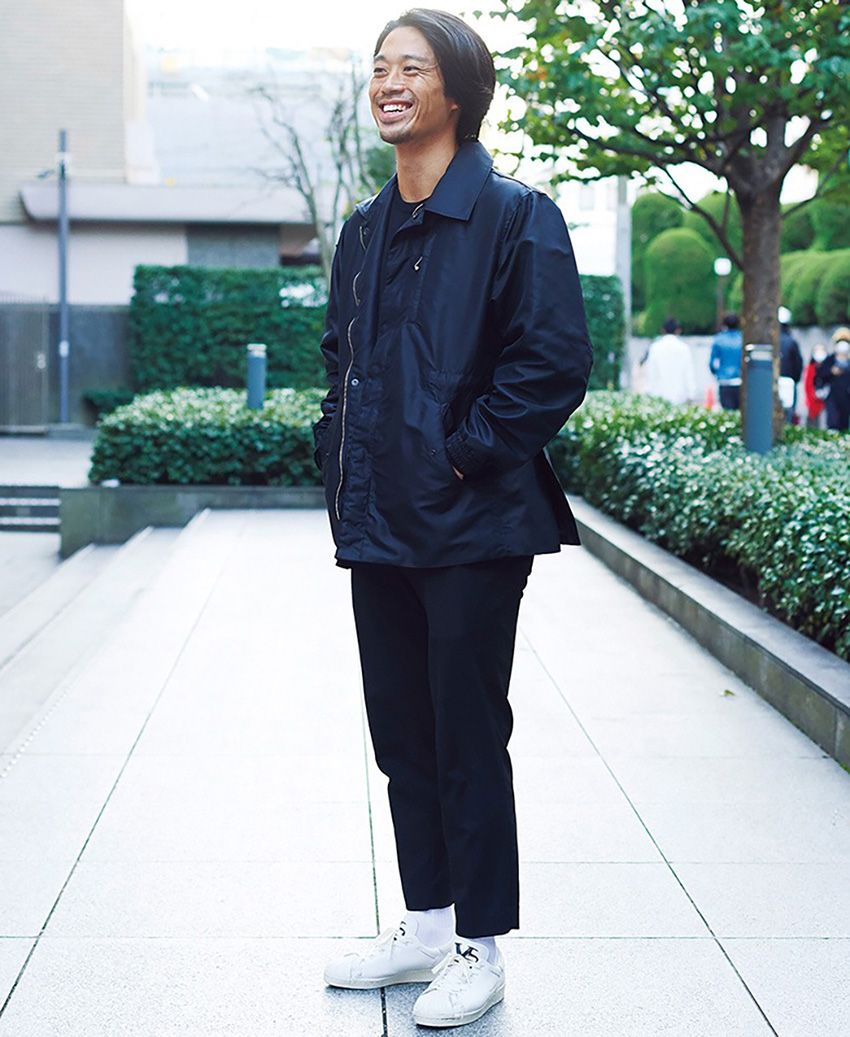 スニーカー=ワイスリー ジャケット=オルモスト ニット、パンツ=ともにユニクロ