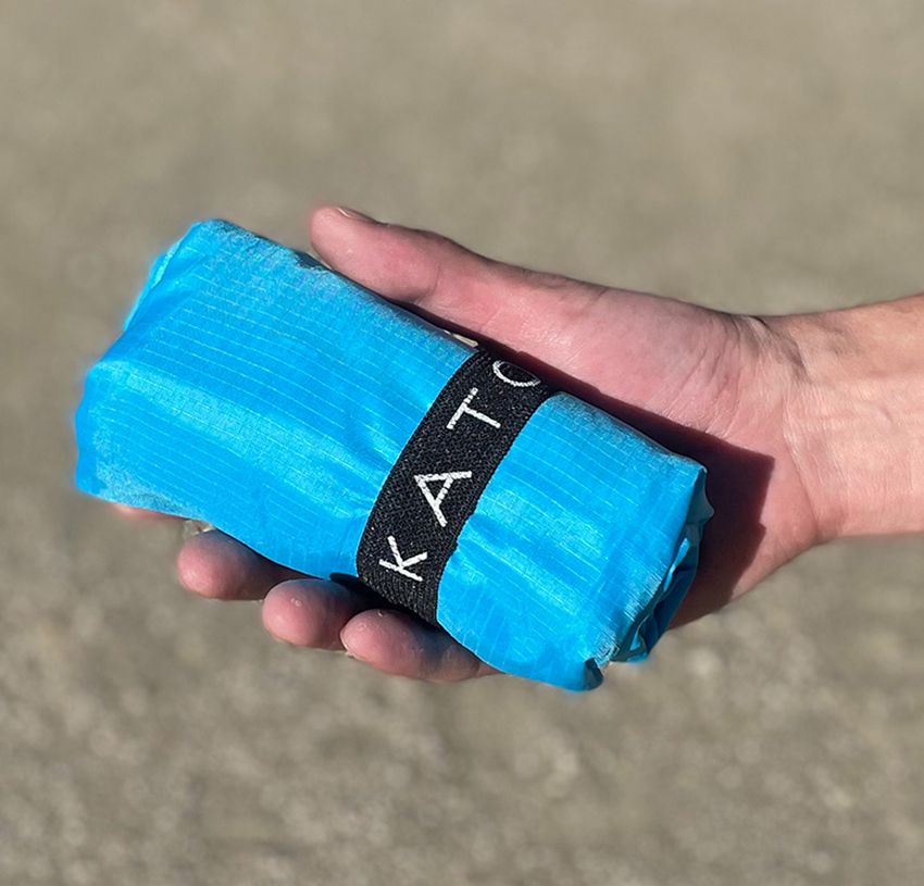 折り畳んだら付属のゴムバンドで留めるだけ。不器用さんにもありがたき簡便さ。H42×W49×D10cm 2200円/カトコア(インターモード川辺 0120-077-927)
