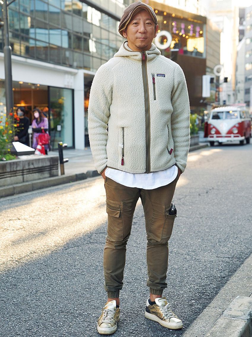ジャケット=パタゴニア カットソー=ギャップ パンツ=ゼンローブ スニーカー=フィリップモデル キャップ=カシラ