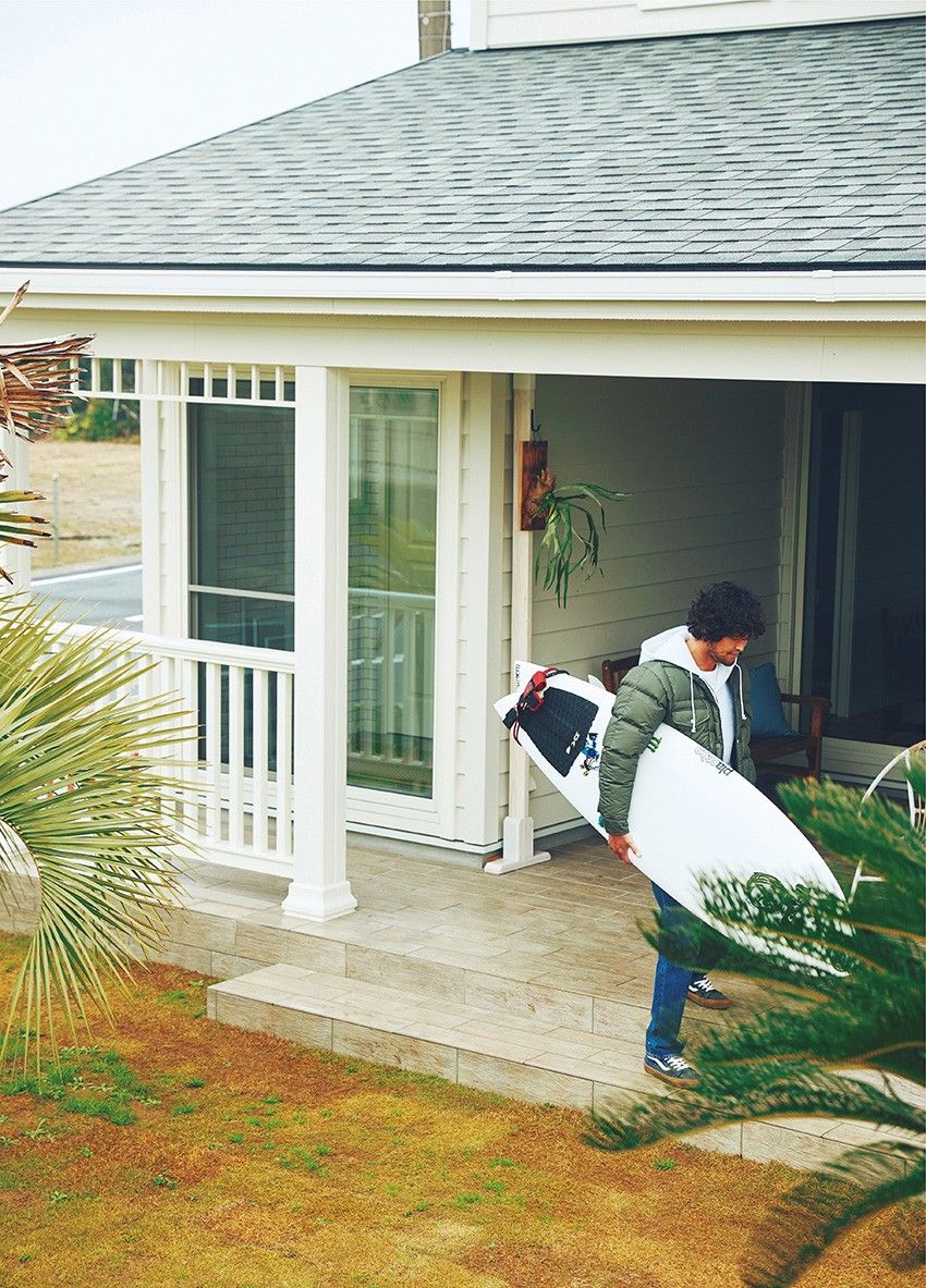 半分だけ外。そんなワクワクする空間をつくり出してくれるのが“屋根のある外”を実現する「カバードポーチ」だ。テーブルと椅子を持ち出しお茶を楽しむのも、遊び道具の手入れやDIYに勤しむのも◎。天気のいい日は最高。そして雨の日の静けさの中でゆったり過ごすのもまた、味わい深いのである。