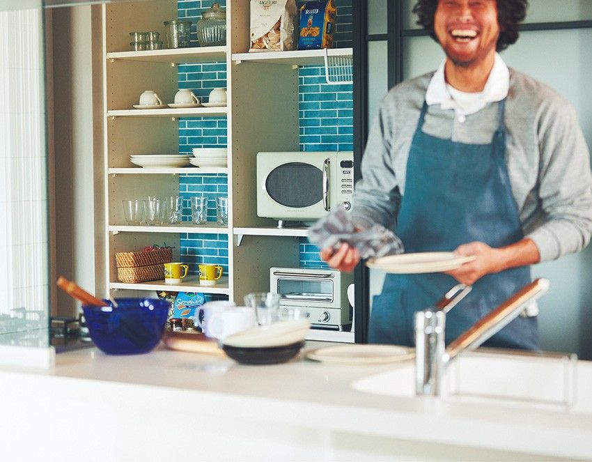 家事も楽しくしてくれるのがこの家のいいところ。台所仕事を効率的に、かつスタイリッシュに演出してくれるのがキッチンクロークだ。食器を取り出すたびに小扉を開ける手間がなく、家電や保存食をすっきり収納。使わないときは引き戸で隠せば生活感が出にくいというわけ。