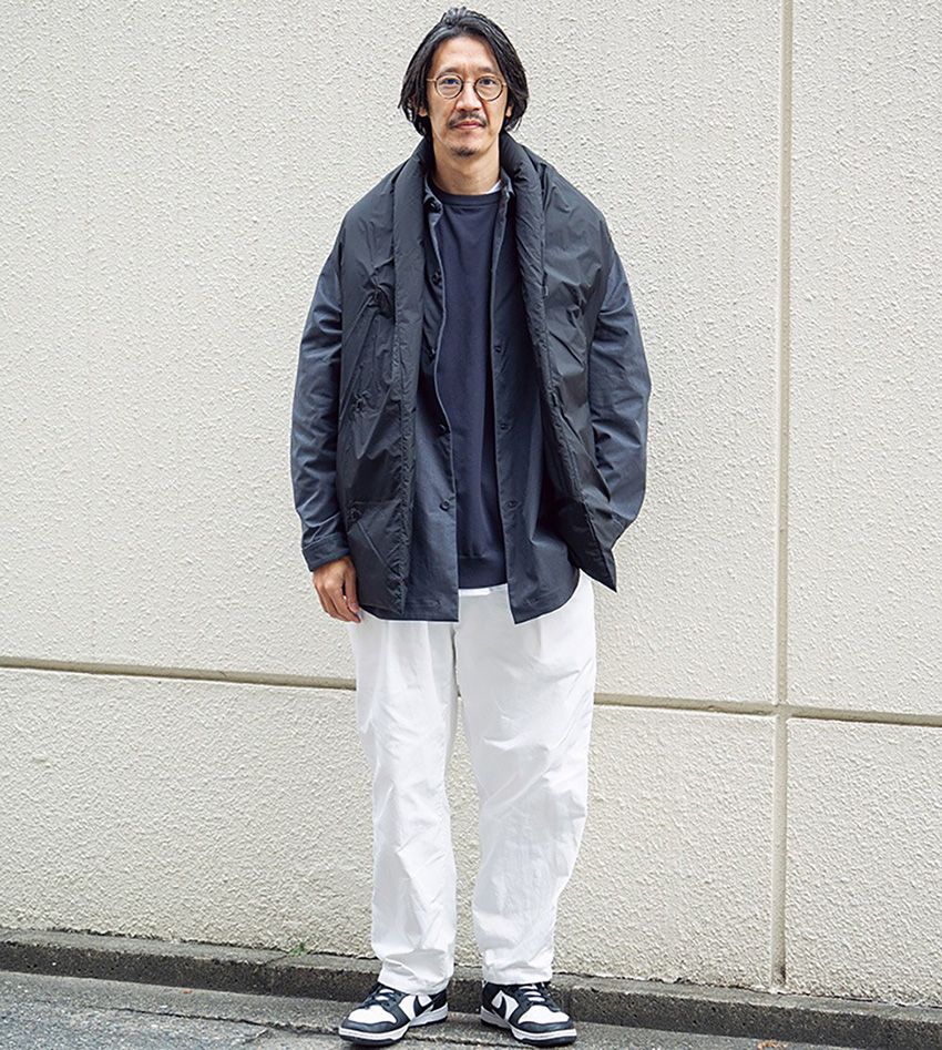 スニーカー=ナイキ ダウンベスト、ニット、シャツ、パンツ=すべてテアトラ