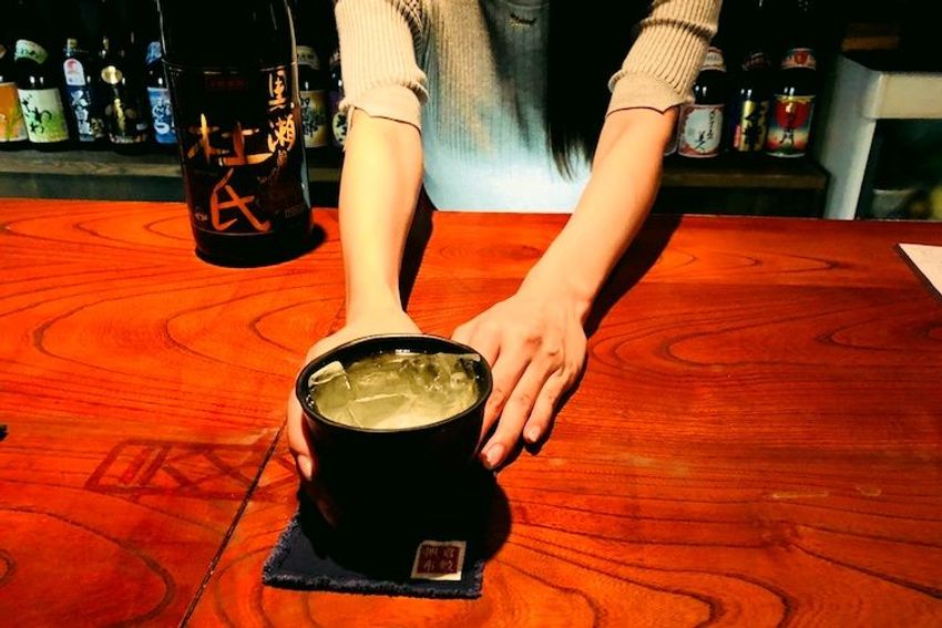 渋谷の焼酎ダイニングで、酔って裸足で帰宅した看板娘に昂ぶった - 6枚目の画像