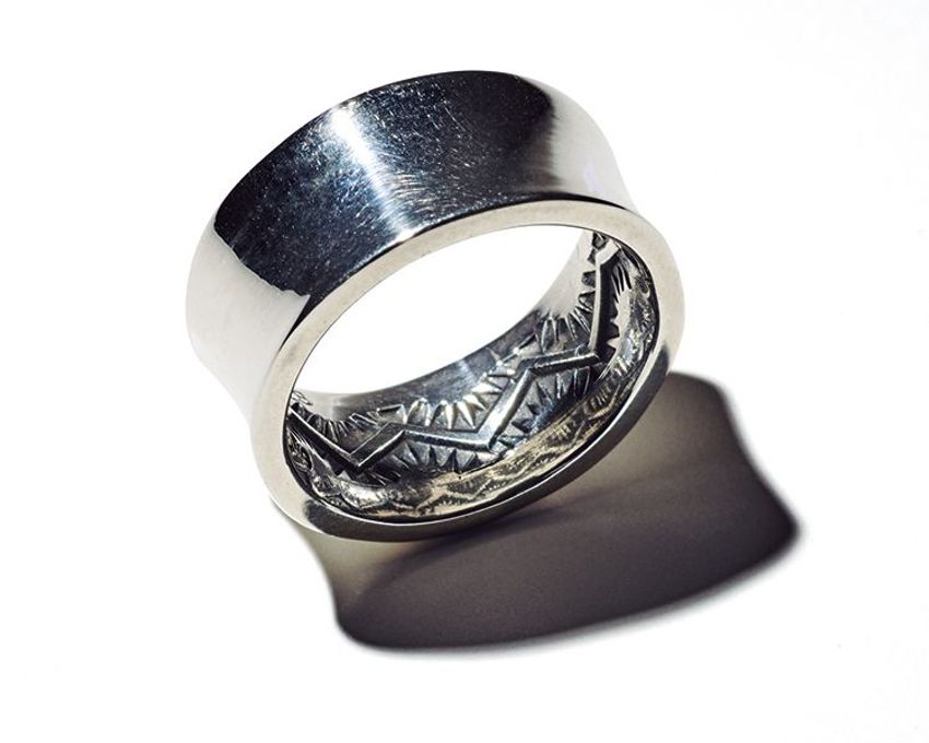 裏を返せば意味がわかる。アクセ使いが巧いオッサンのシンプル×シンプル論 - 3枚目の画像