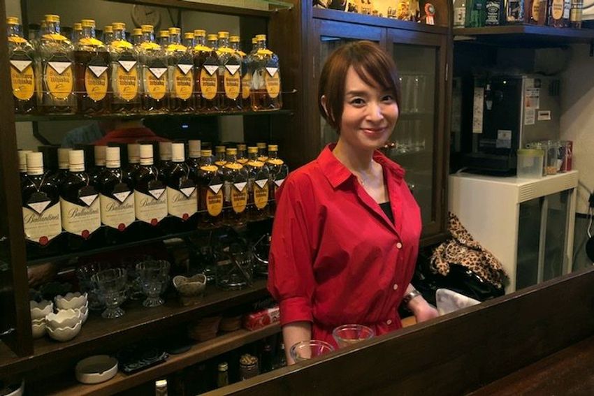 荻窪のお座敷スナックで、実家の農作業を手伝う看板娘に涙ぐんだ - 3枚目の画像