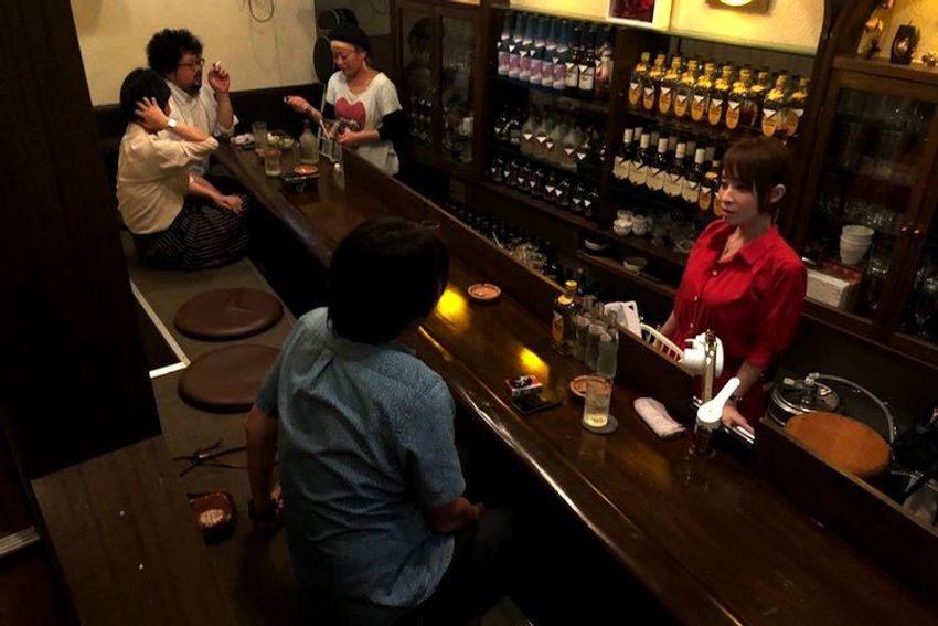 荻窪のお座敷スナックで、実家の農作業を手伝う看板娘に涙ぐんだ - 2枚目の画像