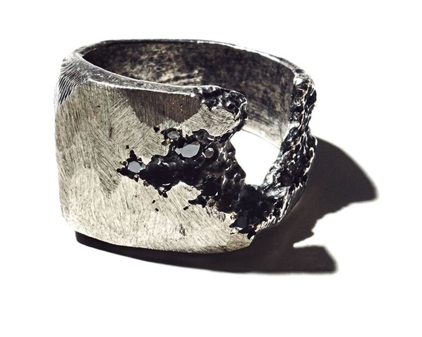 激しいダメージ感がたまらない！ 一発で“男”になれるアクセサリー - 3枚目の画像