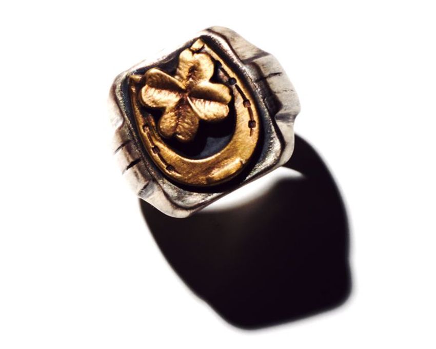 洗練されたラッキーモチーフのアクセでセンス良くゲン担ぎ - 1枚目の画像