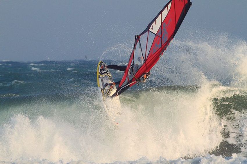 空飛ぶサーフィン!? 波と戯れるスリリングな海遊び3択 - 4枚目の画像