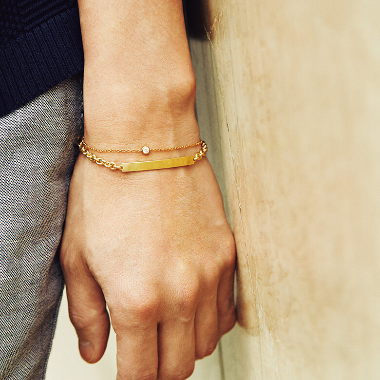 ダイヤモンドが配されたかなり細身のチェーンブレスと、同じくチェーンタイプで船の滑車がモチーフという華奢なモデル。