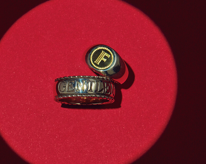 K18のプレートに施したブランドの頭文字“F”、襟を正したくなるようなロゴ“GENTLEMEN”は、どちらも曲線の美しさを表現したシルバーリング。