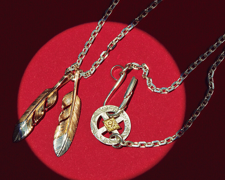 キレイな曲線で躍動感溢れるチャームは、一つひとつ手作業で彫り込まれ、着け心地まで計算しているという。