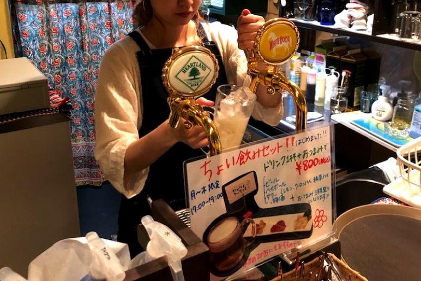 大井町の立ち飲みバーで、看板娘の実家猫が“ワイルド”だった - 5枚目の画像