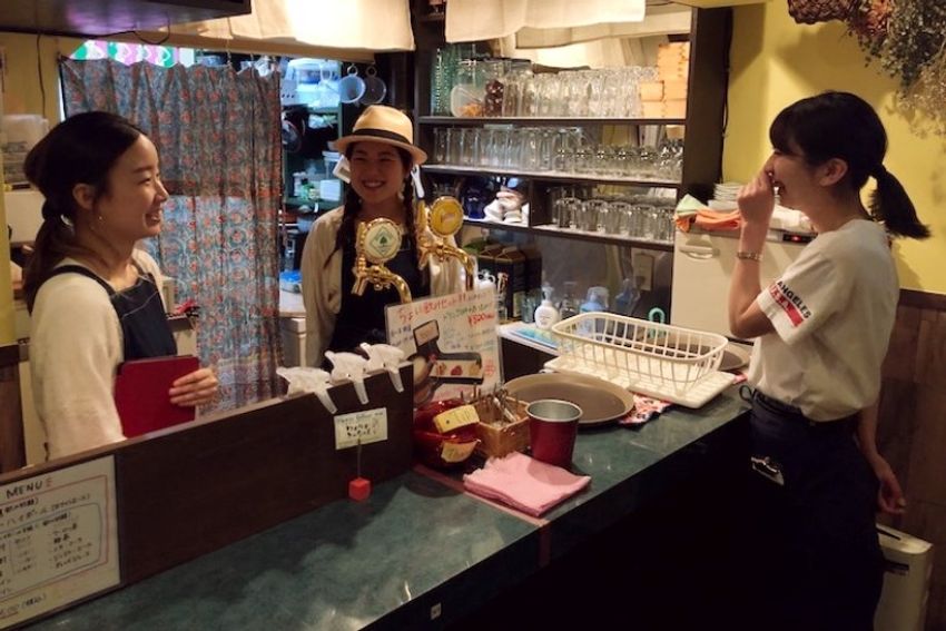 大井町の立ち飲みバーで、看板娘の実家猫が“ワイルド”だった - 19枚目の画像