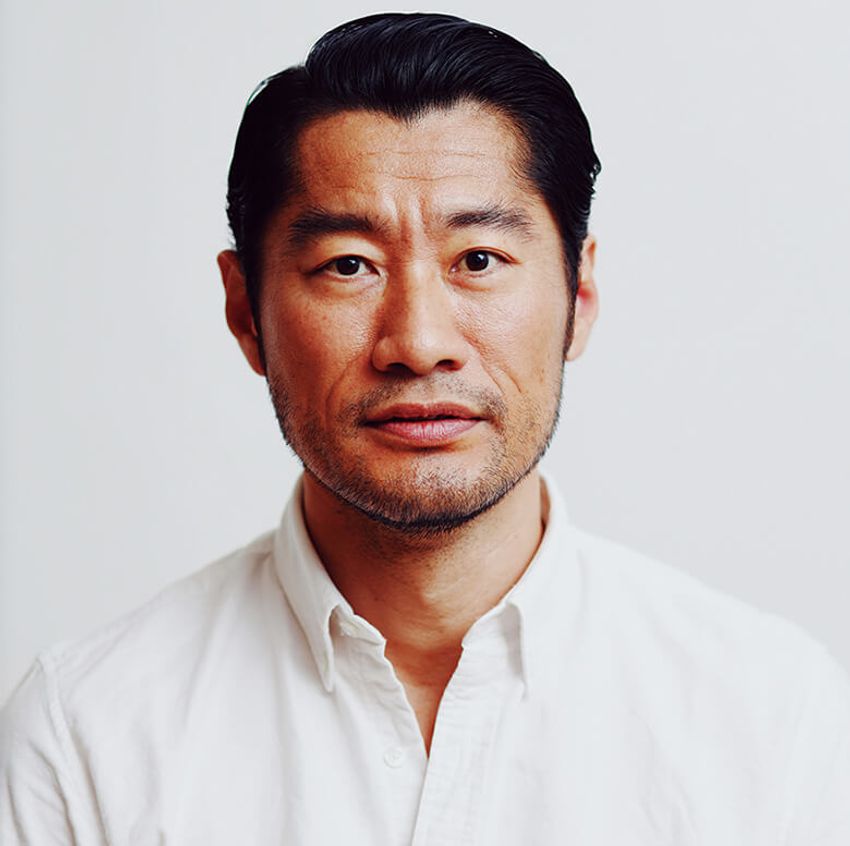 いつもと逆の分け目でボリュームをプラス。ショートの実用ヘアアレンジ術 - 1枚目の画像