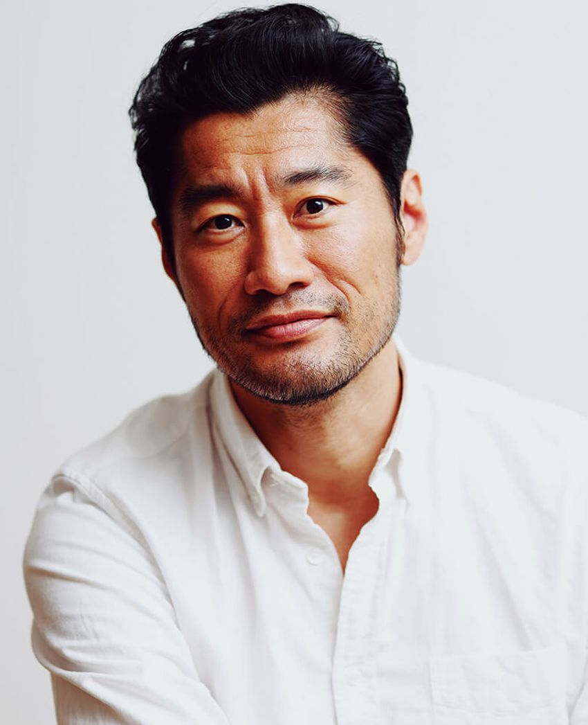 いつもと逆の分け目でボリュームをプラス。ショートの実用ヘアアレンジ術 - 2枚目の画像