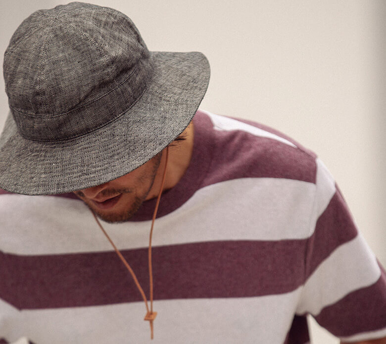 ボーダーTと同じく、水辺に似合うメトロハット。