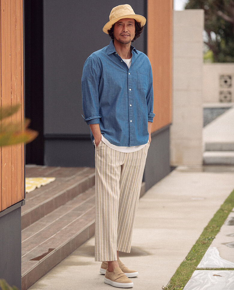 リネン＆ポリエステル混のしなやかなパンツ同様、ハイブリッド素材の恩恵を受けて夏のナチュラルスタイルはモダンにキマるのだ。