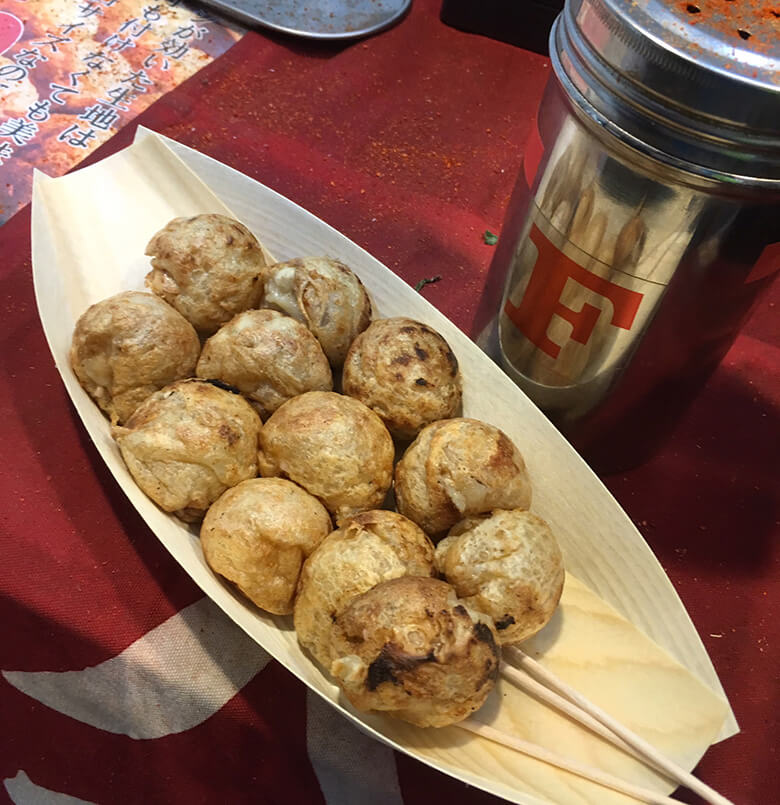 ソースをつけずだしの風味を味わう“元祖たこ焼き”＆ビール……大人のフジロックの醍醐味である。