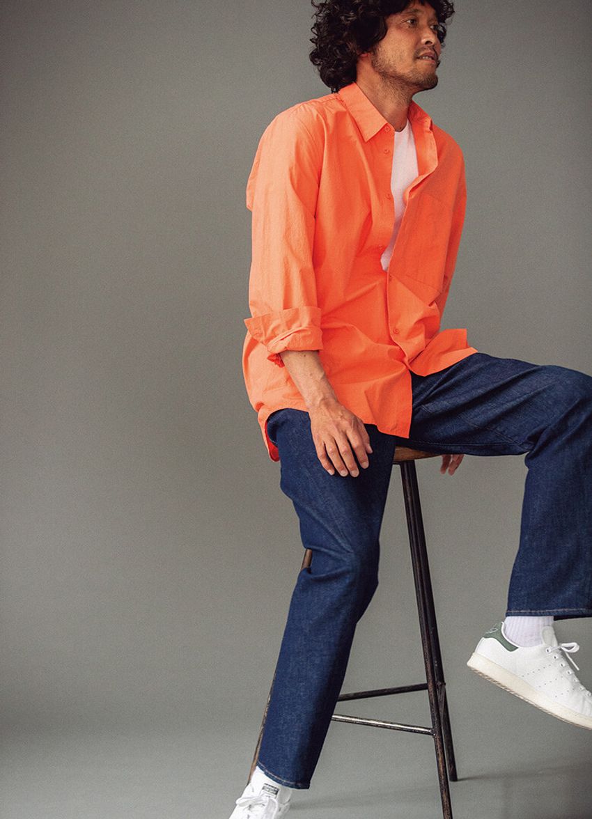 グレー、ネイビー、ベージュ。定番色のボトムスには鮮やかなトップスを - 3枚目の画像