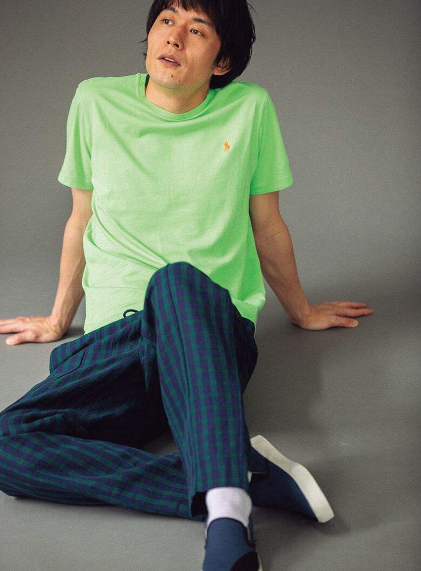 グレー、ネイビー、ベージュ。定番色のボトムスには鮮やかなトップスを - 4枚目の画像