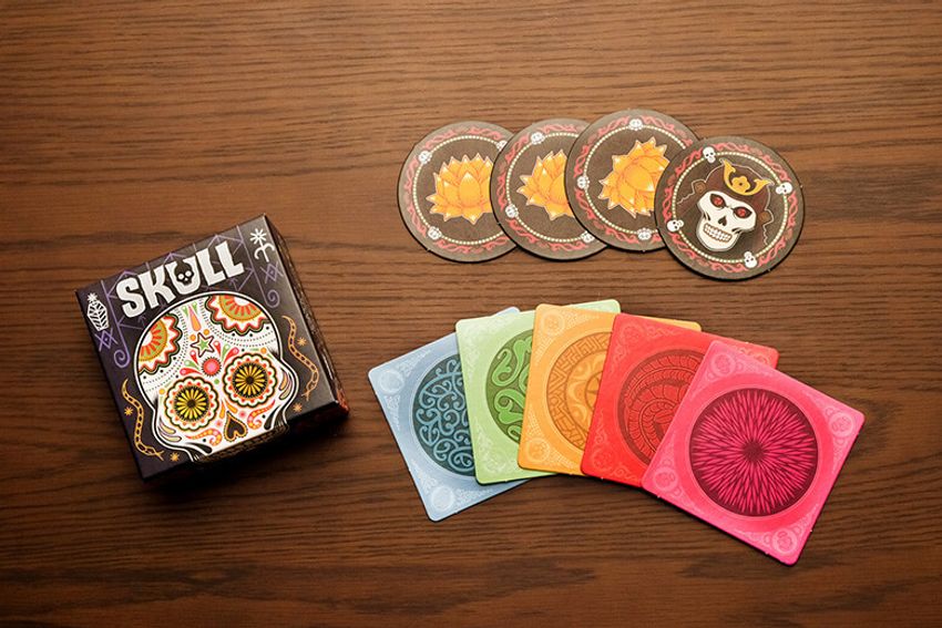 雨の日は、酒を片手に騙し合い！ 男同士が盛り上がる“ブラフ系”アナログゲーム3選 - 3枚目の画像