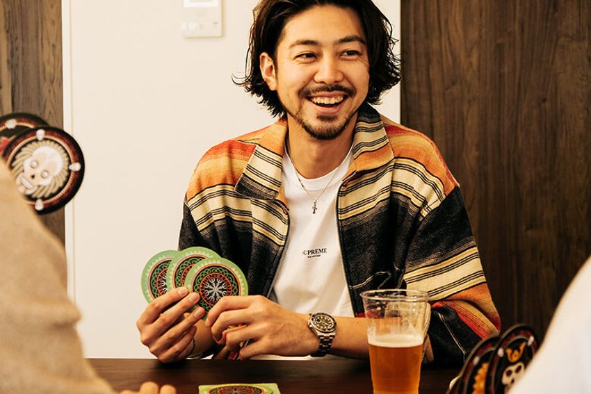 雨の日は、酒を片手に騙し合い！ 男同士が盛り上がる“ブラフ系”アナログゲーム3選 - 1枚目の画像