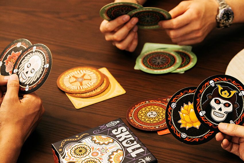 雨の日は、酒を片手に騙し合い！ 男同士が盛り上がる“ブラフ系”アナログゲーム3選 - 4枚目の画像