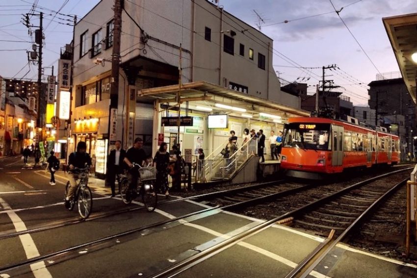 松陰神社前のニュースナックで、看板娘が打ったうどんを堪能した - 1枚目の画像
