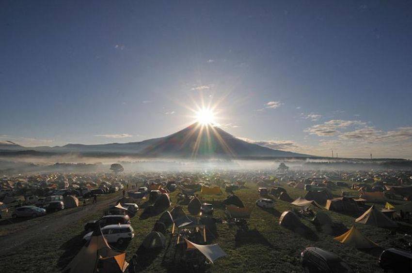 スゲェ……富士山麓に寝転ぶストリートな超巨大アートで大人も童心に - 4枚目の画像