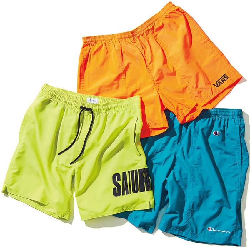 極彩色アスレチックショーツ×白Tシャツが「水際のドレスコード」なワケ - 1枚目の画像