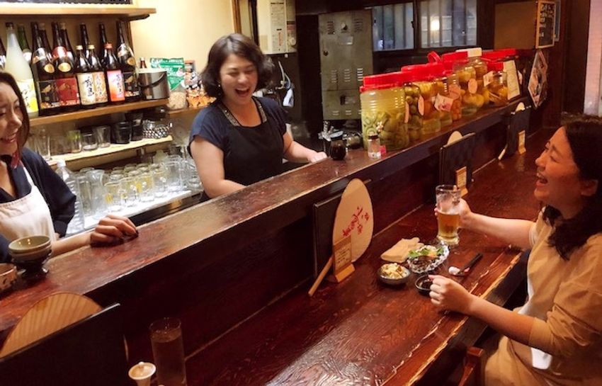 四谷荒木町の燻製酒場で、看板娘に心をやさしくスモークされた - 2枚目の画像