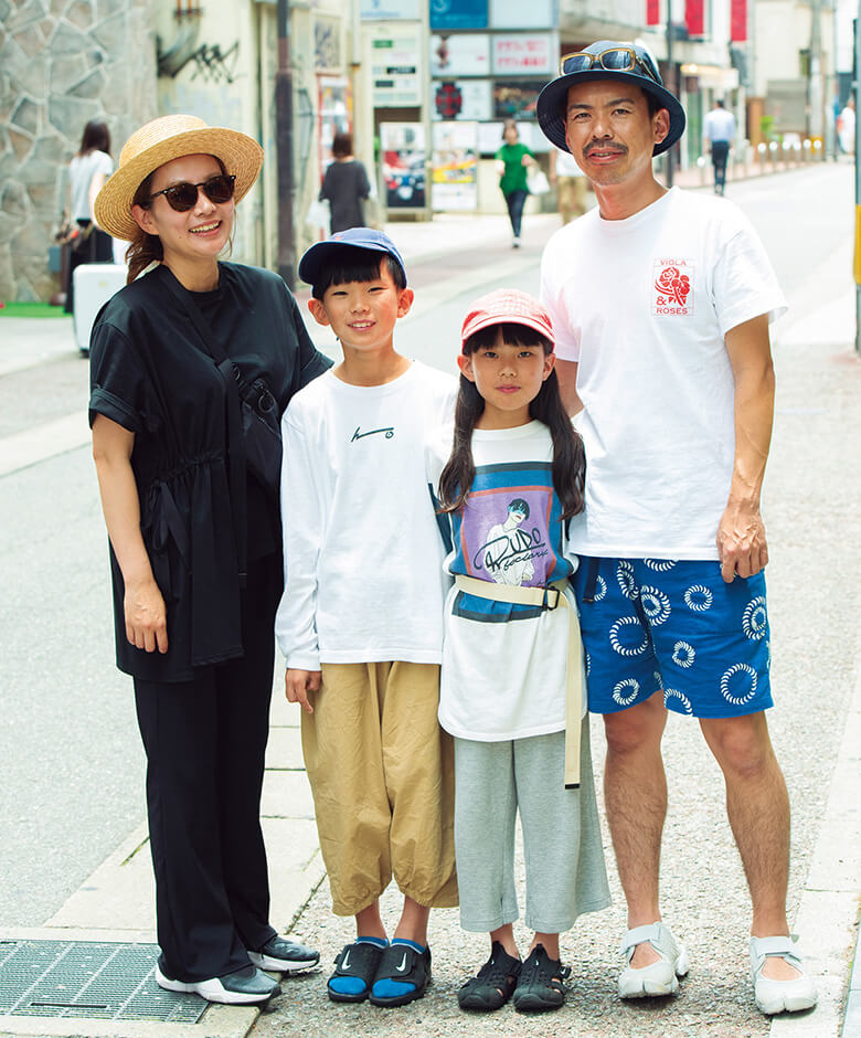 福岡生まれのブランドによる独特な柄ショーツ。Tシャツの胸ポケのロゴや小物使いとともに、軽装ながら個性的に。