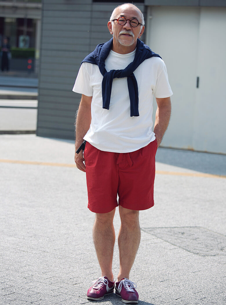 偶然見つけたファッション業界の御大も、夏らしいショーツルックを実践。