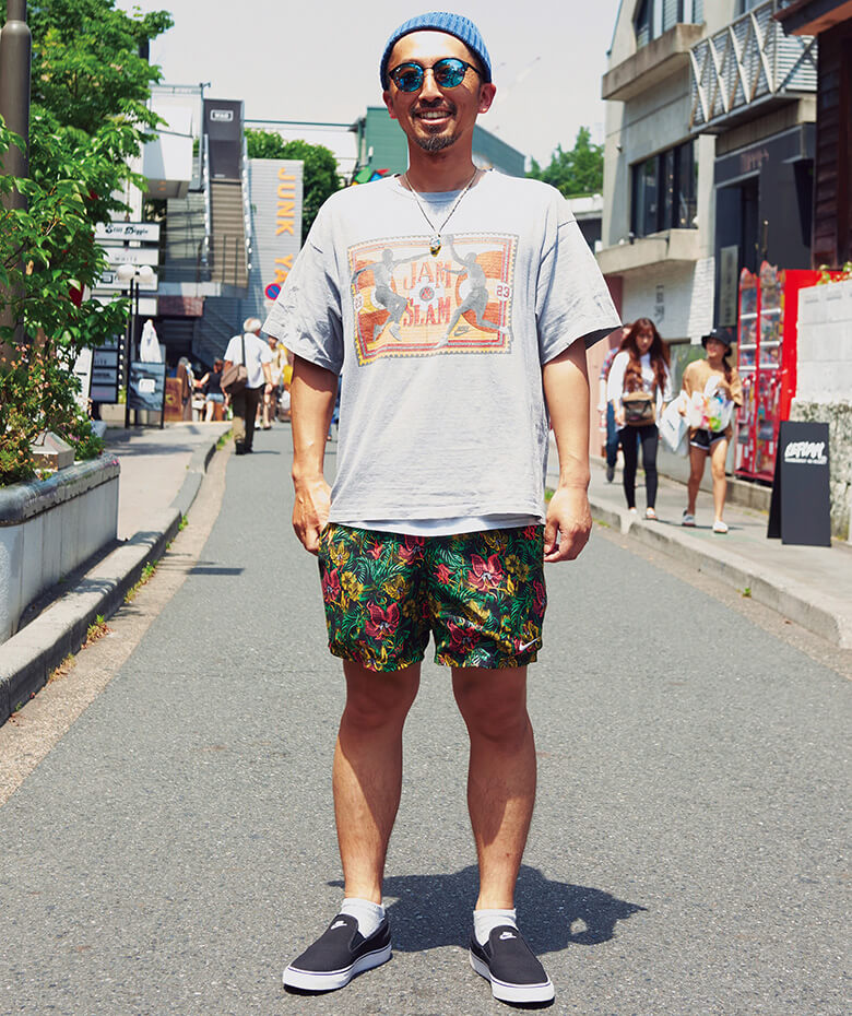 ナイキの柄ショーツに同スニーカー、そして古着のジョーダンTシャツと名刺代わりの装い！