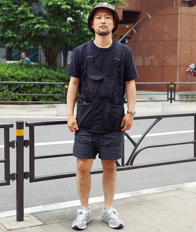 手ぶら派を貫きたい人は、こんなコーデがお手本。多ポケットのエプロン、使えるぞ！