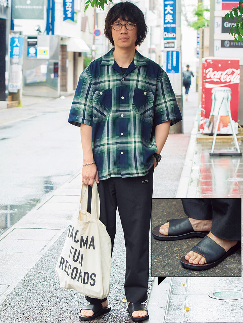 気負いすぎず、抜きすぎず。そんな程良い塩梅ををかなえる足元。“サンダル界のロールスロイス”の異名は伊達じゃない。