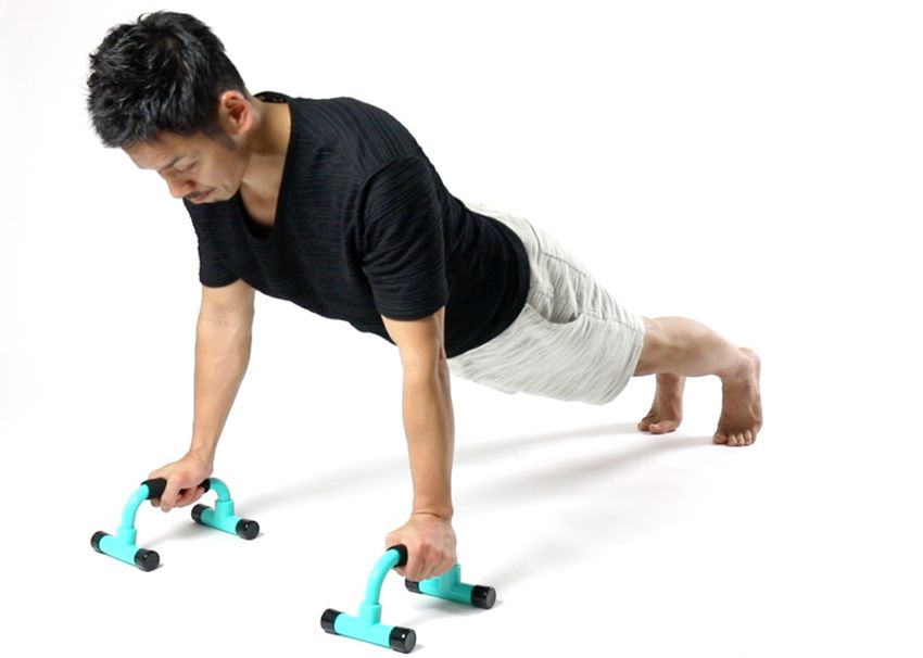 男らしさは大胸筋に宿る。プッシュアップバーを使ったBetterトレーニング - 2枚目の画像