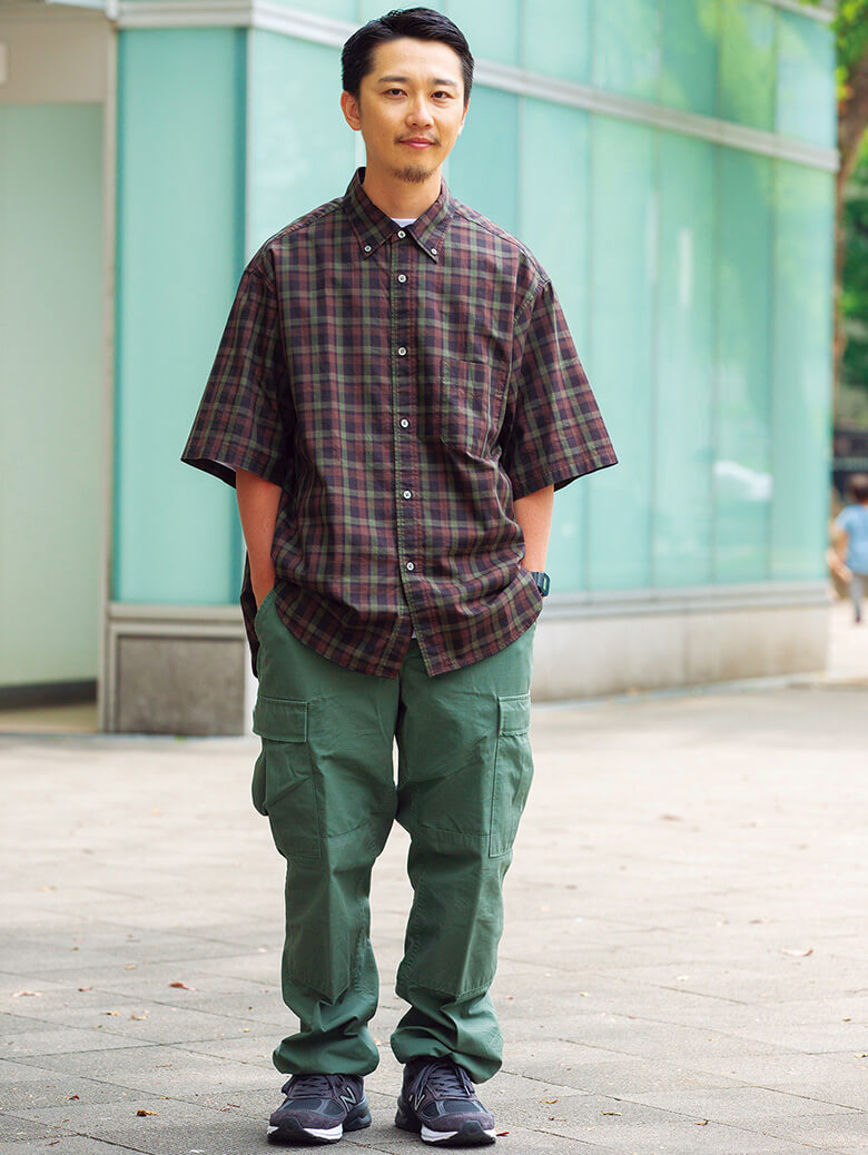 極端に落ちた肩と長めの袖。これだけでクラシカルなチェック柄が現代的に見える！