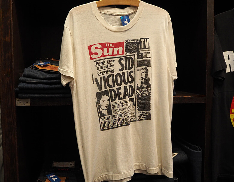 英国のタブロイド紙『ザ・サン』に掲載された記事をそのままプリント。セックス・ピストルズのベーシスト、シド・ヴィシャスが他界したことを伝えている。