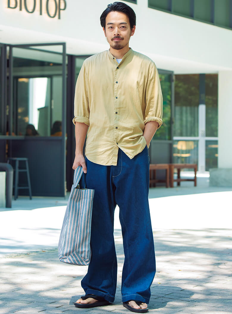 ボリュームたっぷりのベルボトムはイートウツのもの。