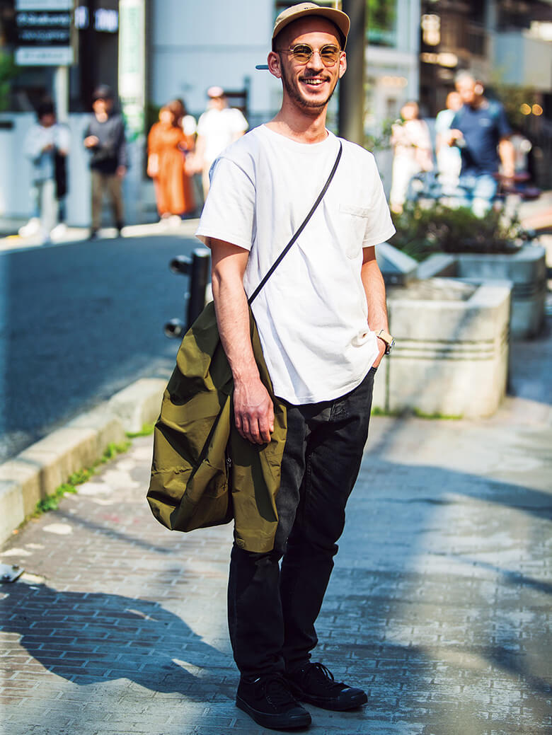 スタンダードだが洒落て見えるデニムって何だ？ Tシャツ姿がサマになる彼を見ればスビの1本は有力候補だとわかる。